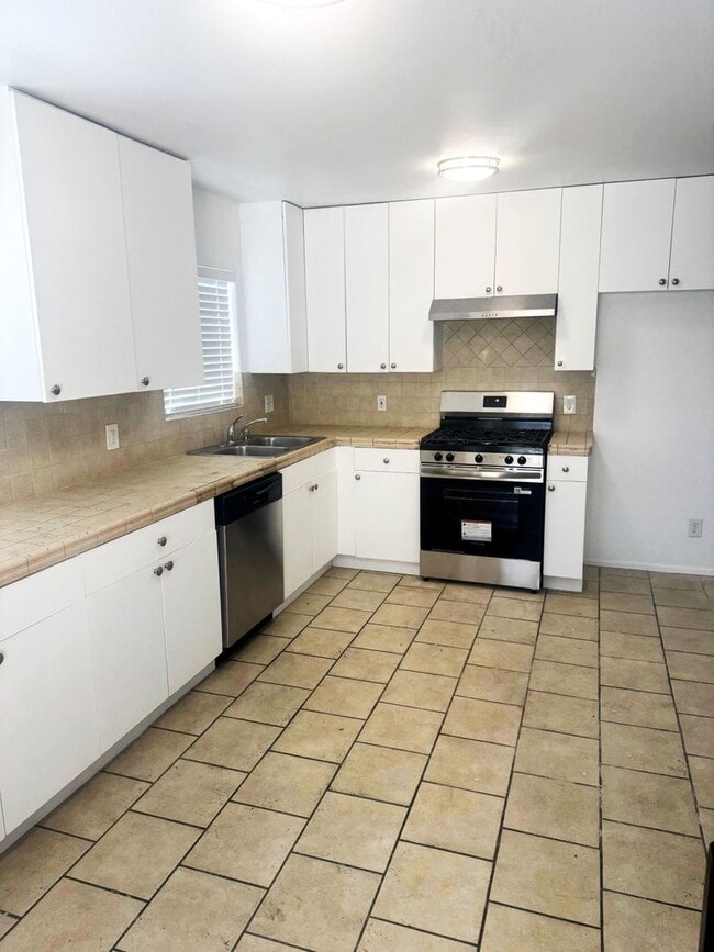 7230-32 TUJUNGA AVE,