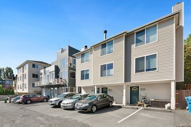 Building Photo - 3224 21st Ave W