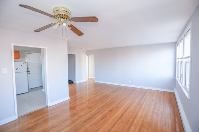 Photo - 2417 W Farragut Ave Apartment Unit 2