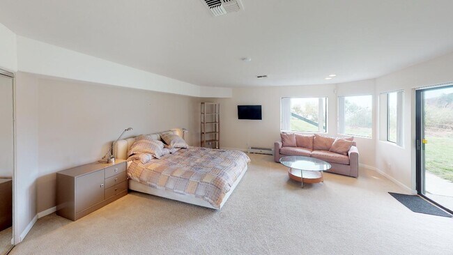 Studio, bedroom/living