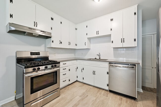 Photo - 2301 W 73rd St