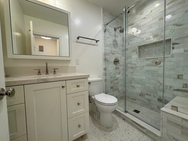 Building Photo - 6345 Primrose Ave Unit 7