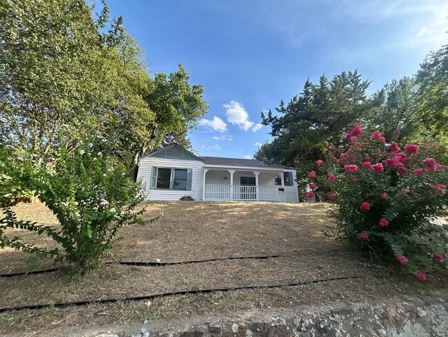 Building Photo - 314 W Clarendon Dr