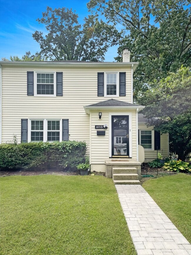 Building Photo - Majestic single-family home!!!