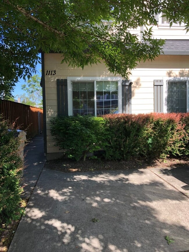 Building Photo - Your Perfect Corvallis Oasis Awaits at This 4-Bedroom Townhouse!