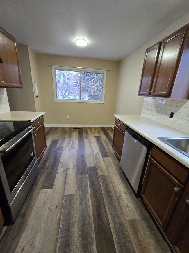 Photo - 912 9 St