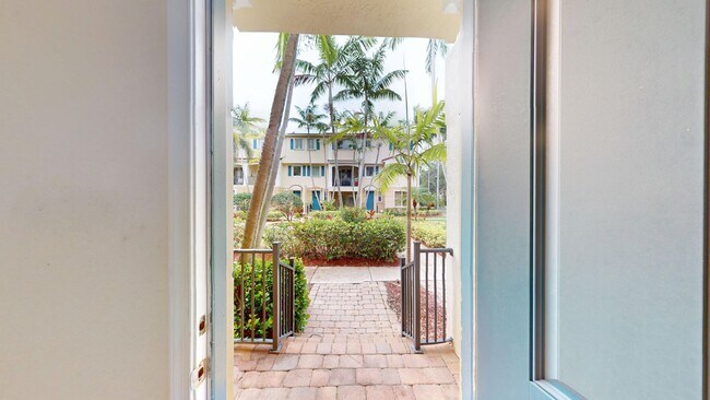 Modern Style Tri-Level Townhome 2BR/ 2.5BA... - Modern Style Tri-Level Townhome 2BR/ 2.5BA...