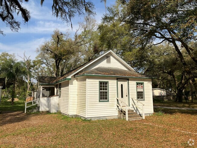 Building Photo - Beautiful 3BR/1BA w/Sun Room, Big Yard, Hu... Rental