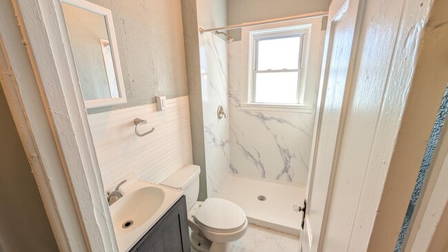 Building Photo - 400 E 9th St