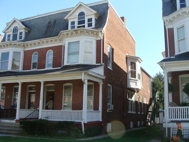 Building Photo - 2 BEDROOM APARTMENT ON THE AVENUES