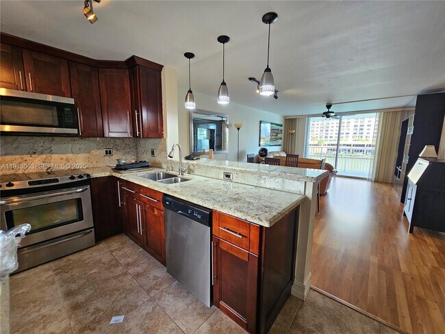 Photo - 4000 NE 169th St Unidad 302