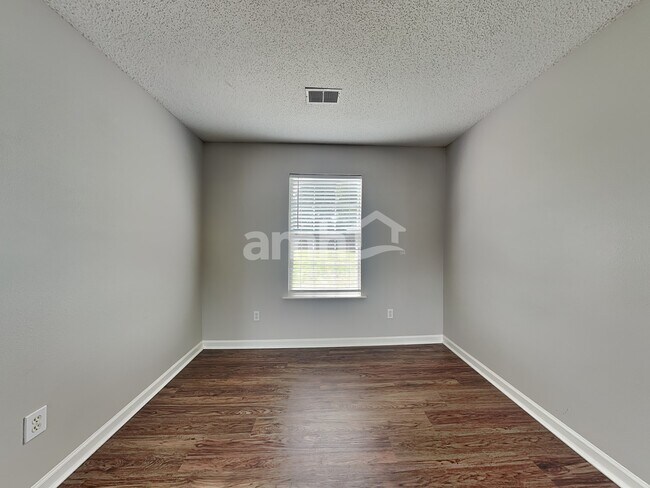 Photo - 103 Granary Dr