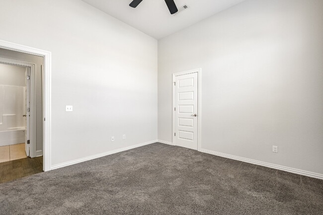 Photo - 2016 W Chandler Ave Apartment