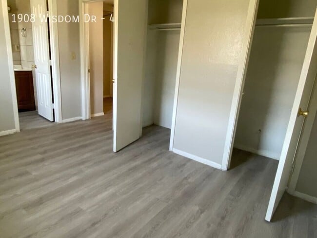 Building Photo - 1908 Wisdom Dr Unit 4