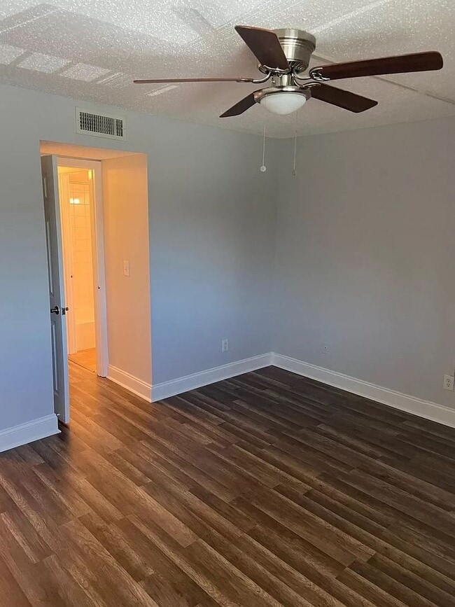 Building Photo - Lovely 2 bedroom 2 Bath:  50% off first Mo... Rental
