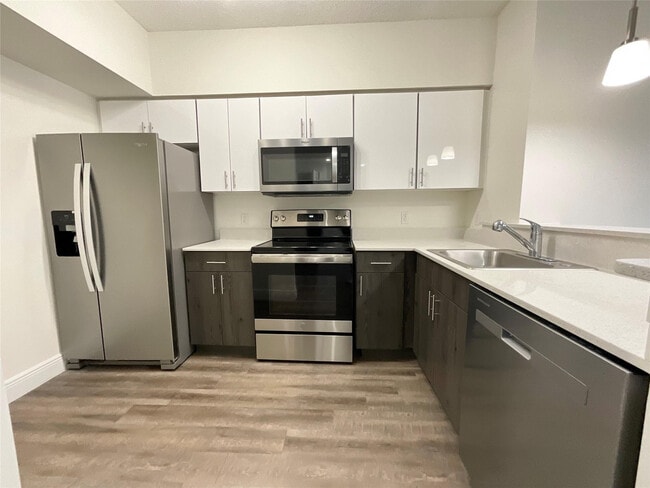 Building Photo - 7707 NW 7th St Unit 1-503