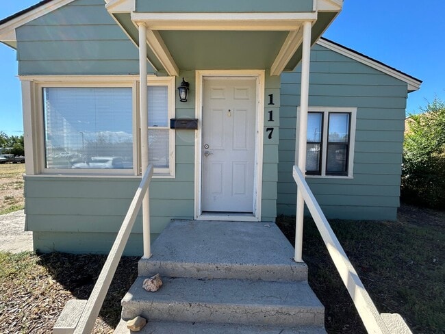 Building Photo - 3 Bedroom 1 Bath Large House with Garage & Many Amenities