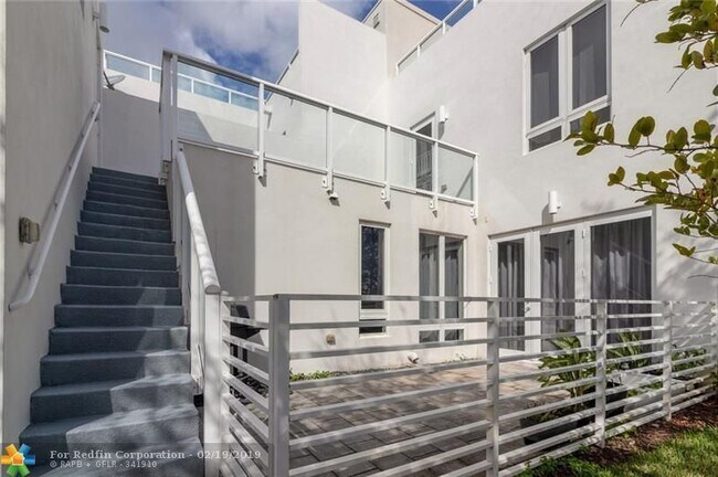 Entrada independiente - 6302 NW 104th Path