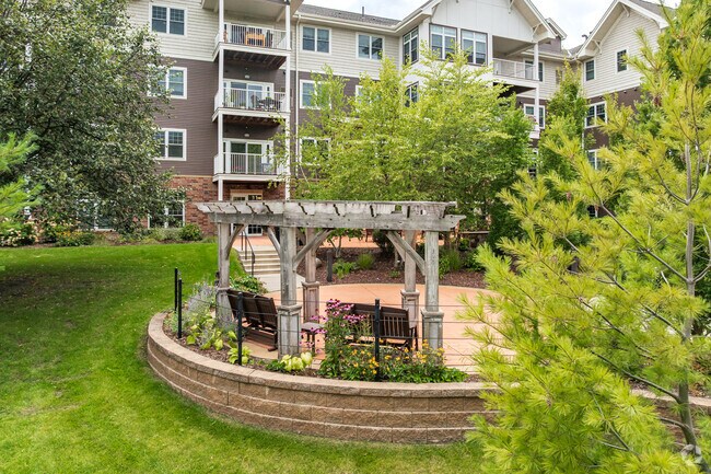 Patiol - Applewood Pointe of Roseville at Central Park