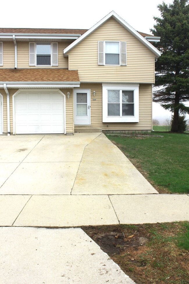 Building Photo - 376-376 Thomas Dr Unit 374