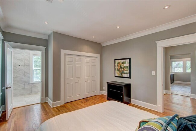 722 Ponce De Leon Ct NE