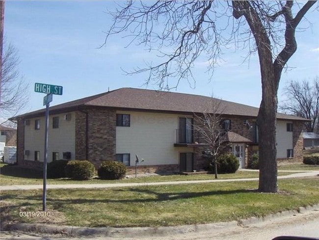Primary Photo - Prairie Jewel Apartments (South Campus)