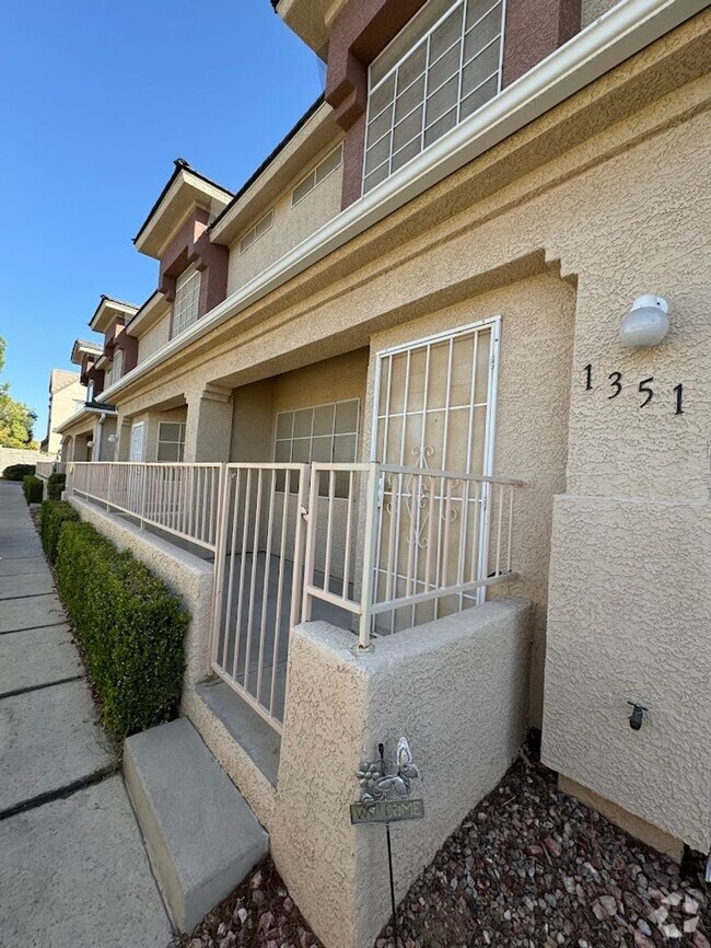 Building Photo - Great Two Story Townhouse