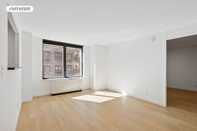 Building Photo - 150 E 57th St