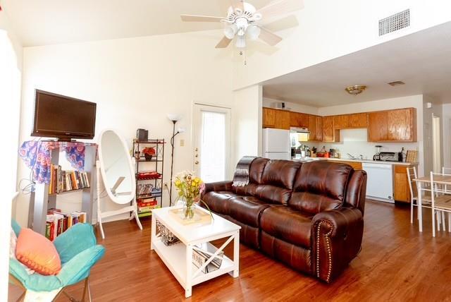 Photo - 712 Peques St