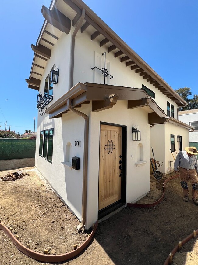 Building Photo - 109-109 N Santa Rosa St Unit 101 N Santa Rosa Street (one time leasing)