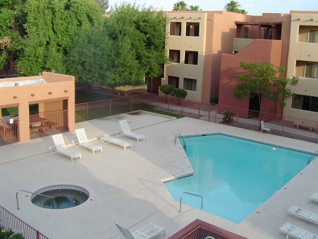 Building Photo - 1810 E Blacklidge Dr Unit 817