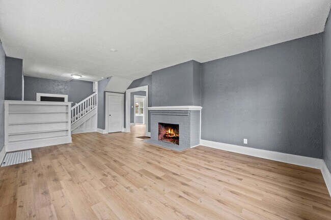 Photo - 649 W Creighton Ave