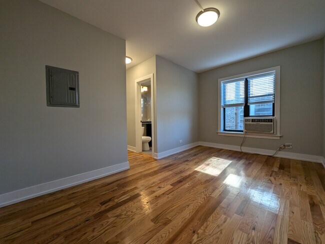 Photo - 910 W George St