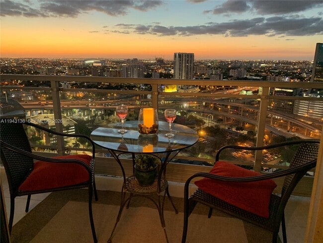 Building Photo - 90 SW 3rd St Unit 3010