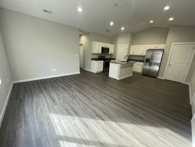 Building Photo - 13550/52 Haskell Unit 13550 Haskell