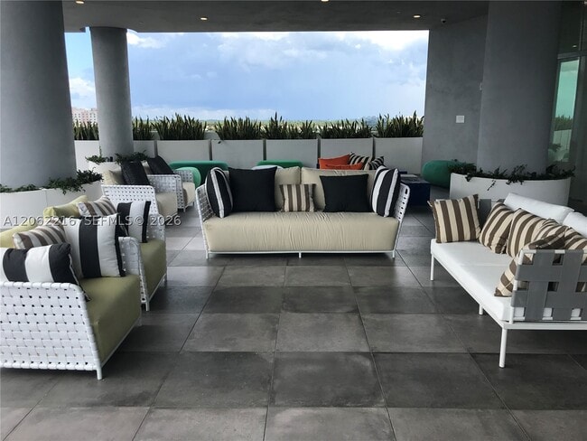2000 Metropica Wy Unit 2010