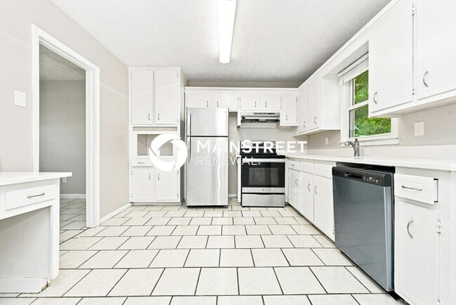 Photo - 3 Bedroom Pet-Friendly Home in Snellville, GA with Main Street Renewal