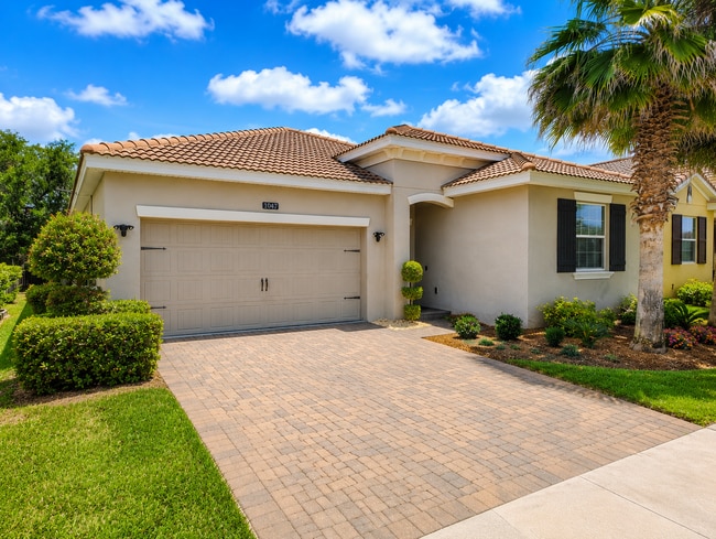 Building Photo - "Resort-Style Living in Davenport: Spacious 4-Bedroom Home with Solar Panels, Internet Included &...