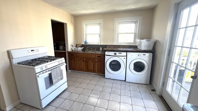 Building Photo - 36-38 Willard Ave. Unit 2