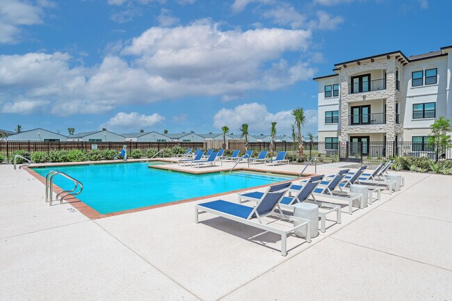 Avanti Legacy Emerald Point Apartments
