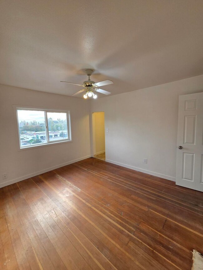 Photo - 3 Bed, 1.5 Bath Home in Tacoma! **MOVE IN ...