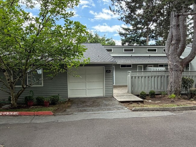Building Photo - Charming Condo Located in the Highly Desirable Mountain Park Neighborhood of Lake Oswego.