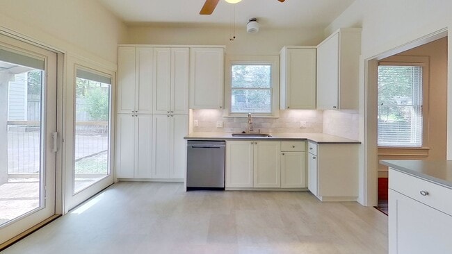 Photo - 513 E 40th St
