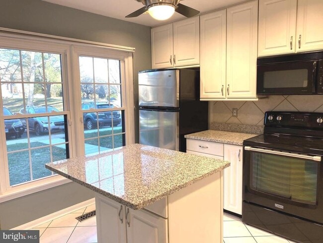 Photo - 13 Dickens Square