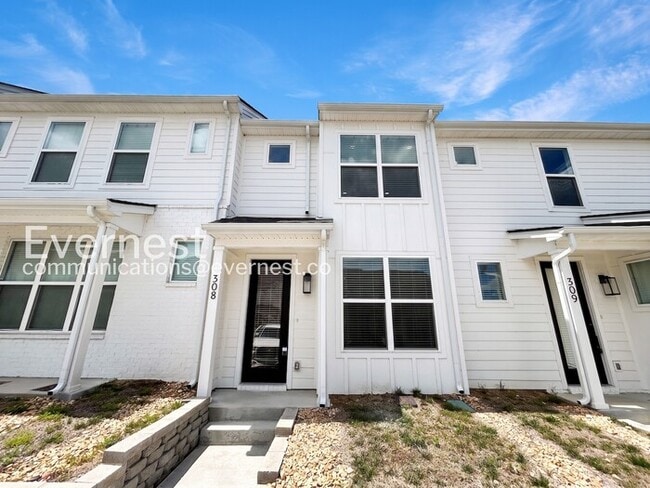Building Photo - Limited Time Special Offer / 2 Bed/2.5 Bath Townhome with Off-Street Parking / Pet-Friendly / Ava...