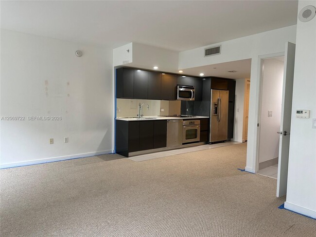 Building Photo - 31 SE 6th St Unit 405