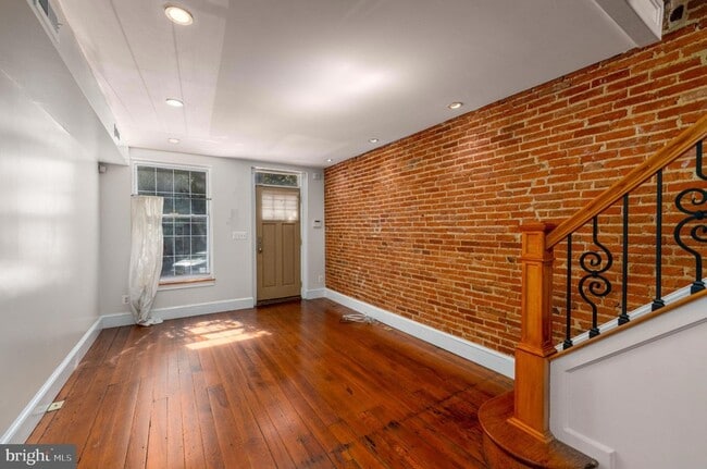 Photo - 2224 Bank St