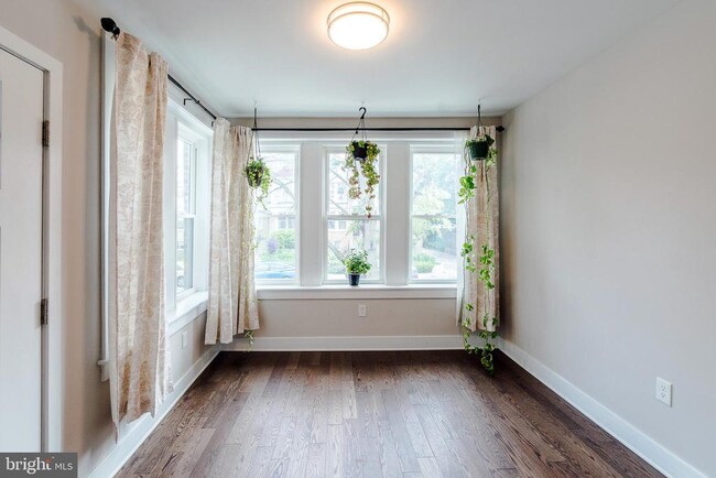 Building Photo - 4841 Larchwood Ave