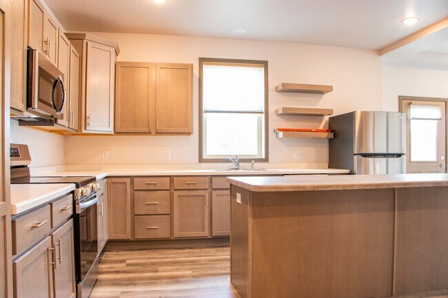 Photo - Corner 1 Bed off of Golf Road!