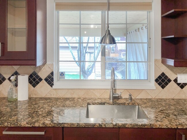 Photo - 2676 Perry St